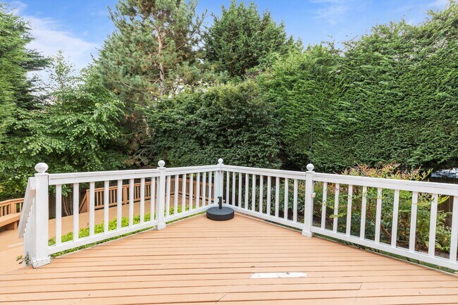 Building Photo - Spacious 4 bed/2.5 bath in Kirkland