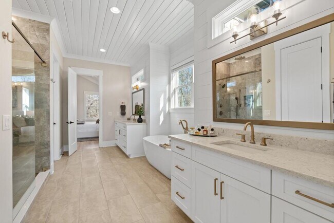 Building Photo - 568 Versailles Dr