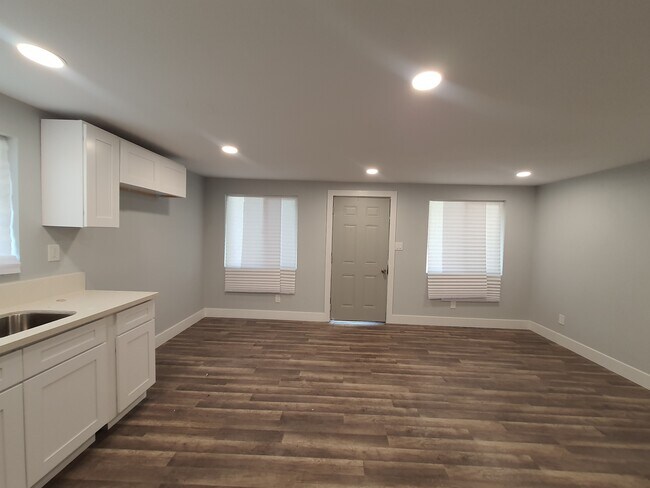 Building Photo - 6538 San Vincente St