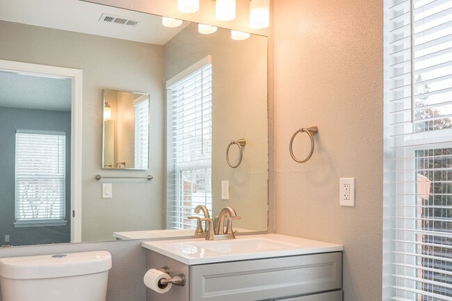 Building Photo - Beautiful Remodeled Condo near Palmer Park