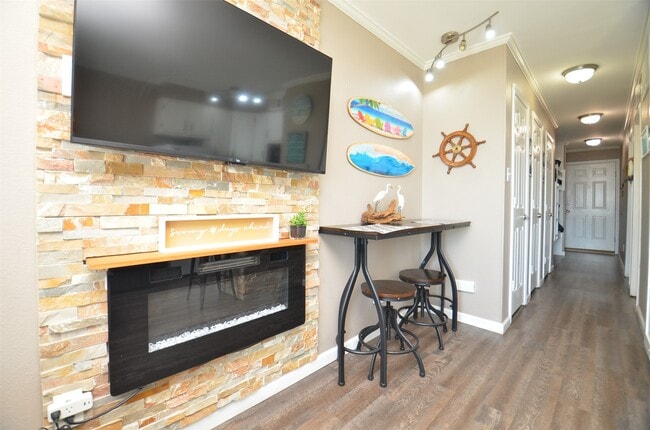 Building Photo - 6102 Seawall Blvd