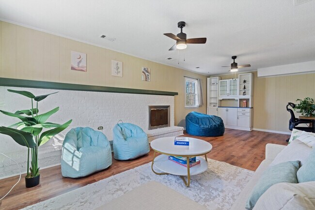 Building Photo - 750 SE Maynard Rd