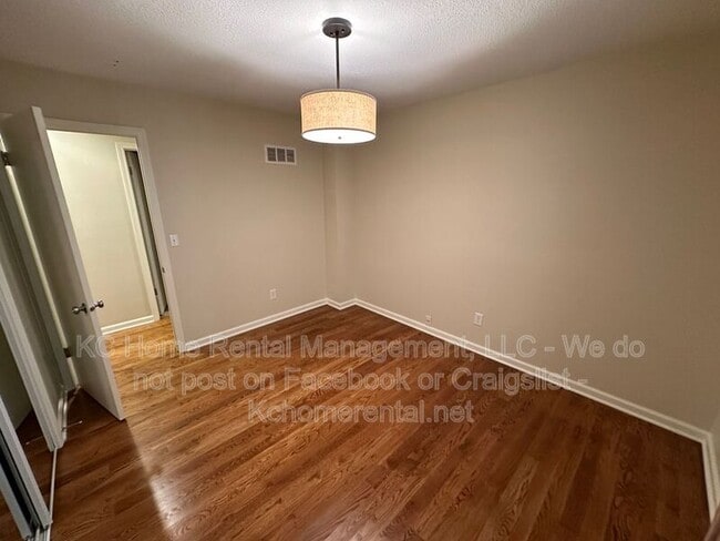 Building Photo - 6119 Cottonwood Dr