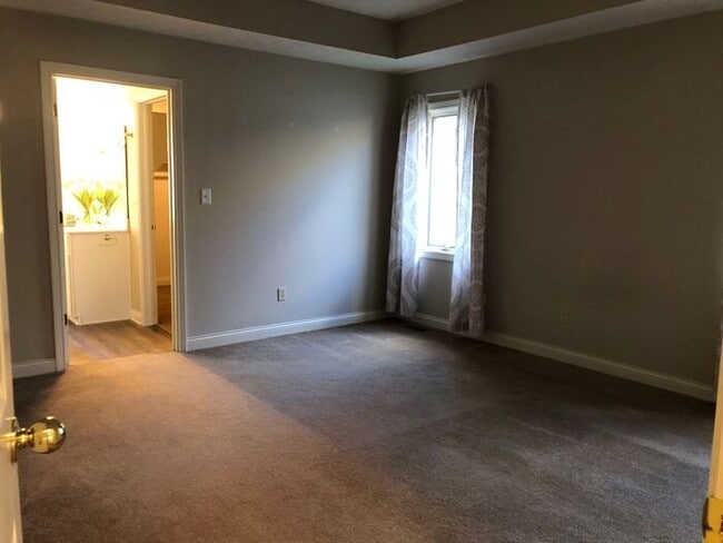 Building Photo - Spacious 3 Bedroom Ranch in Great Carmel Location!