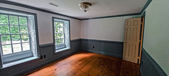 Building Photo - Oversized 4 Bedroom 3.5 Bathroom Home Situ...