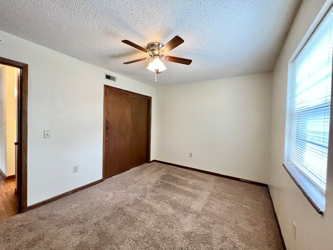 Building Photo - PRE LEASING Centrally Located 2 Bed Apartment