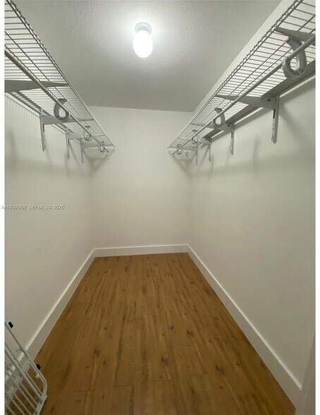 Building Photo - 10431 N Kendall Dr