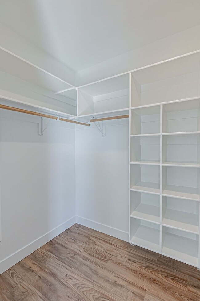 Building Photo - AVAILABLE TODAY - 3 Bed 2.5 Bath Townhome ...