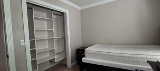 Building Photo - 1250 S Pinewood Dr