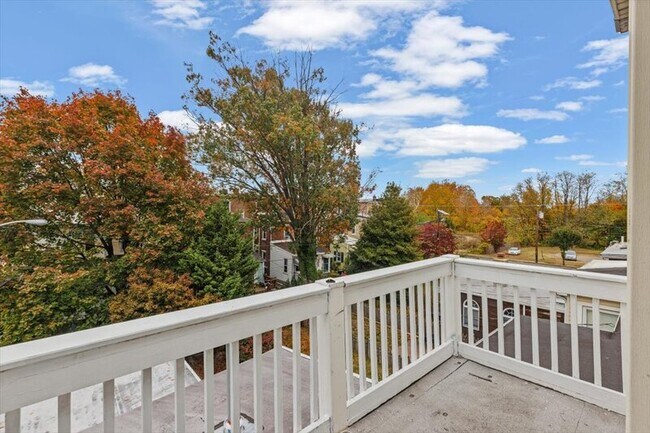 Building Photo - 329 E Union St