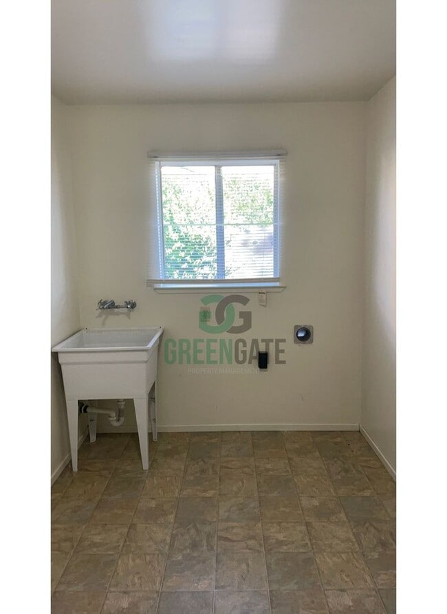 Building Photo - 925 Charleston Ave