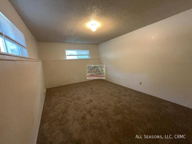 Building Photo - 1527 Spring Valley Dr