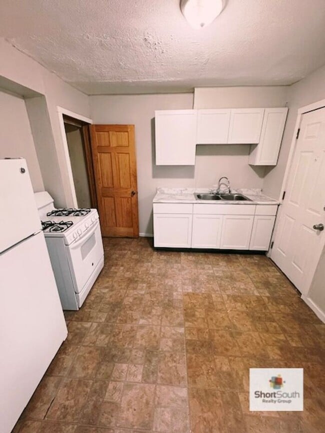 Building Photo - Recently updated 3 bed 1 bath Single Famil...