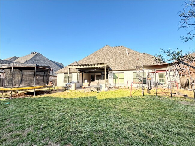 Building Photo - 609 SE Hendrix St