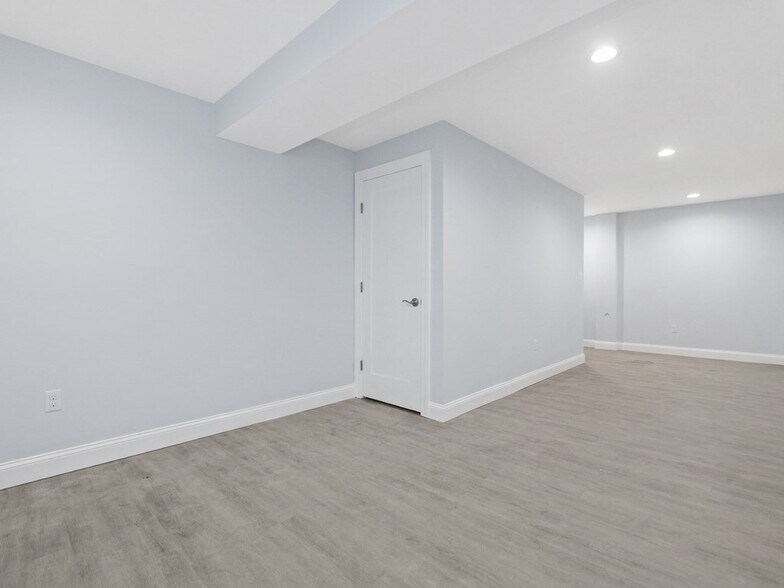 Building Photo - 5 Naviens Ln