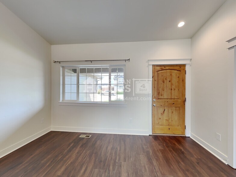 Building Photo - 891 S Threave Ave