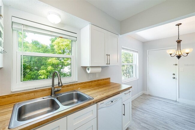 Building Photo - 6950 Avenue Des Palais