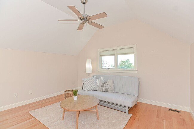 Building Photo - 4 Bryn Mawr Way