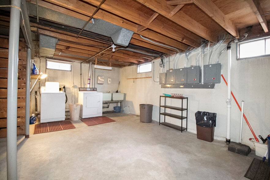 Building Photo - 3012 Carskaddon Ave