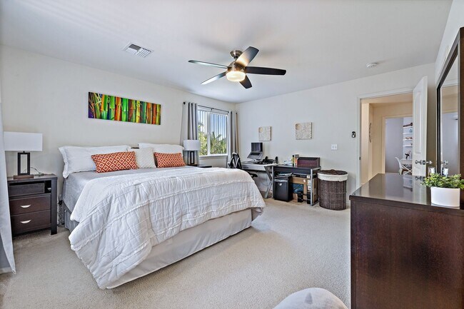 Building Photo - Unfurnished Townhome with Garage, 3 bedroo...