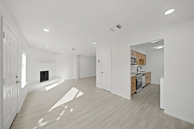 Building Photo - 7949 Ellinger Ln