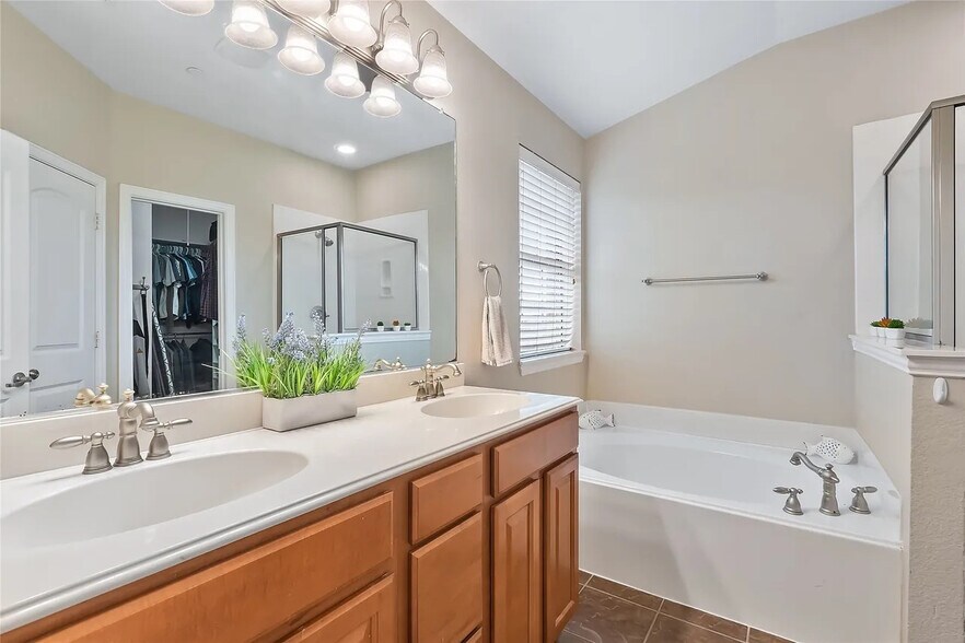 Building Photo - Room in Townhome on Chase Ln