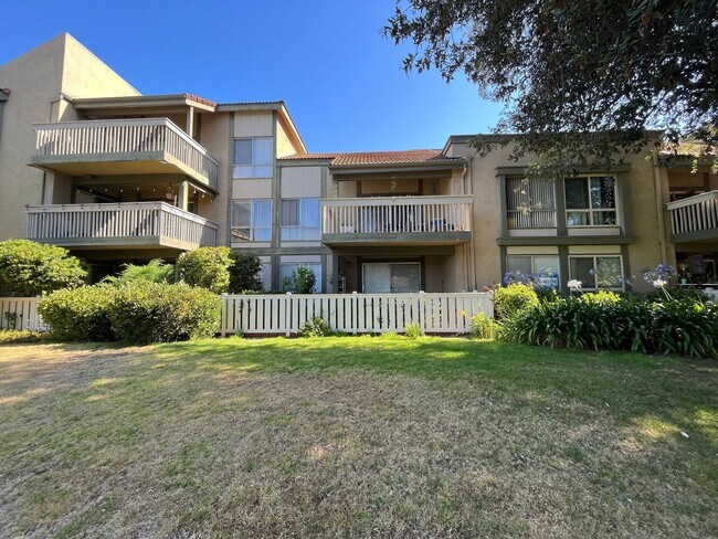 Building Photo - Ground-Floor Living in a Desirable 55+ Thousand Oaks Community
