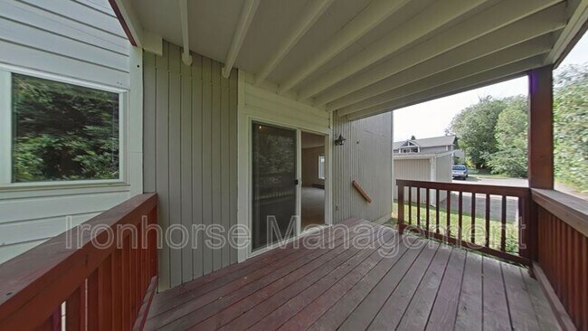Building Photo - 515 S 15th Ave