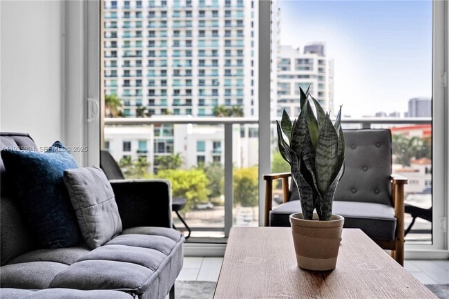 Building Photo - 321 NE 26th St