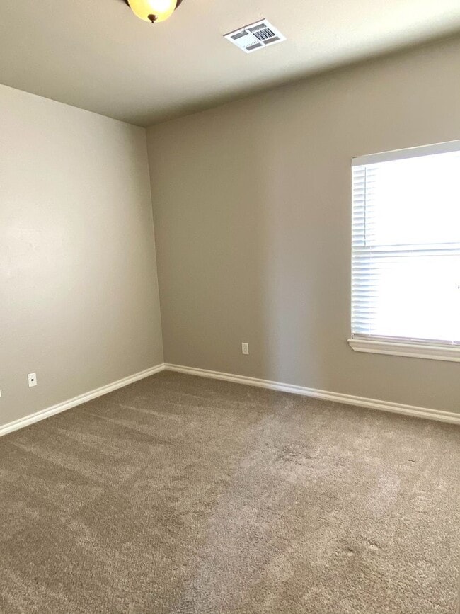 Building Photo - 3 Bed, 3 Bath With Bonus Room in Deer Creek Schools