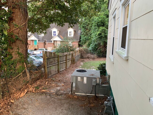 Building Photo - Grid 2 bedroom house available!