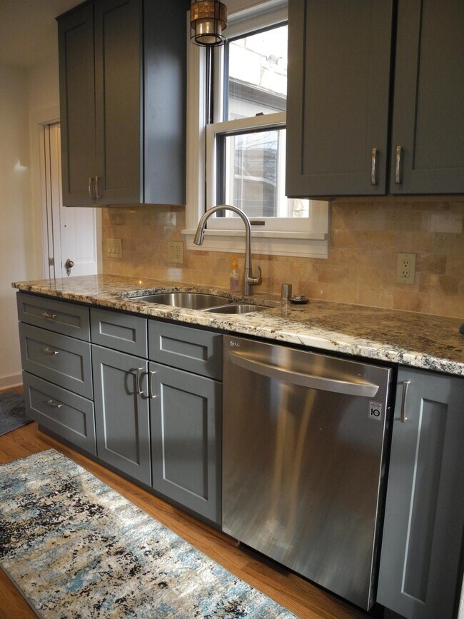 Kitchen - 946 W Shore Dr