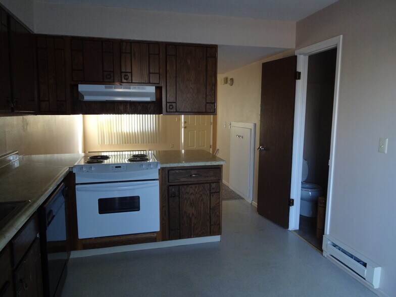 Kitchen - 55 Castle Royal Dr