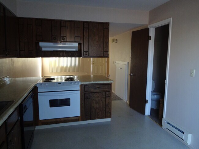 Kitchen - 55 Castle Royal Dr