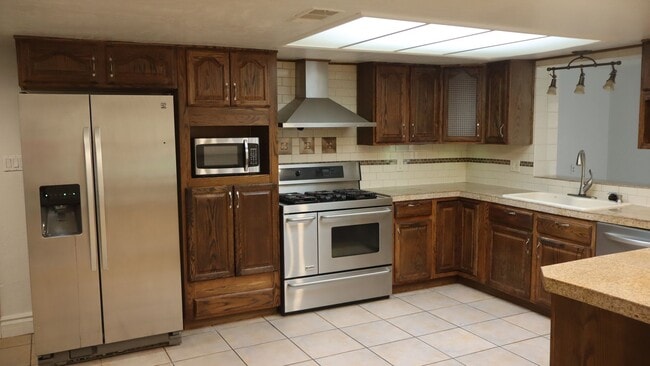 Building Photo - 1810 Town and Country Dr