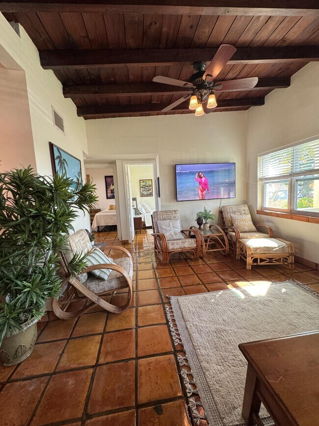 Building Photo - 256 E 24th St