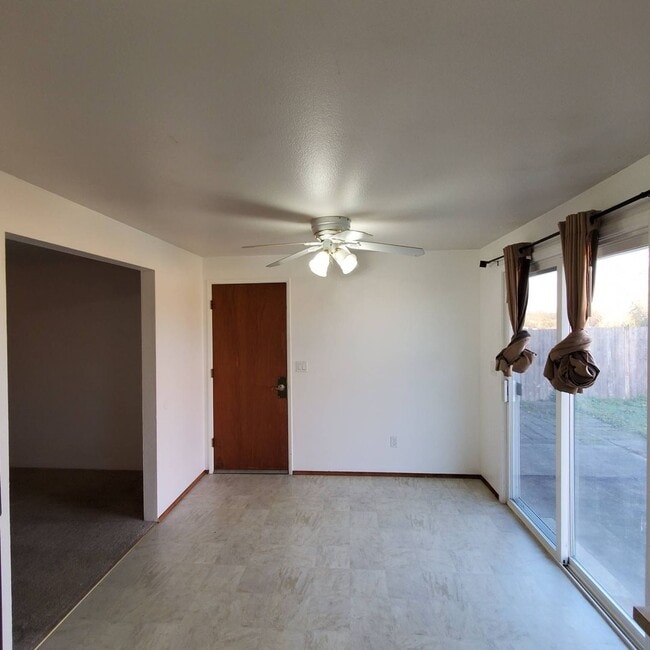 Building Photo - Cozy 2 Bed, 1 Bath duplex with large yard - Won't Last Long!