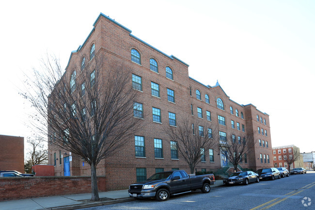 Building Photo - Oliver Plaza