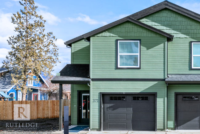 Primary Photo - 3 Bed/2.5 Bath Townhome in Medford