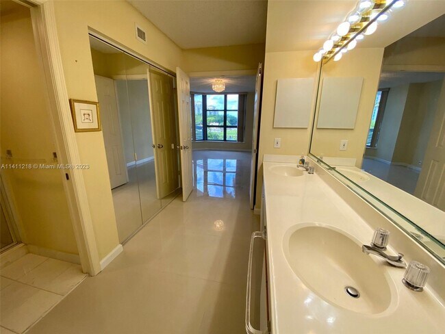 Building Photo - 3530 Mystic Pointe Dr