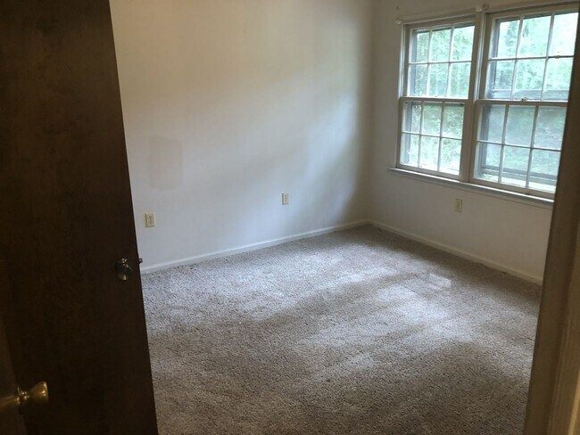 Building Photo - Russell's Chester Duplexes