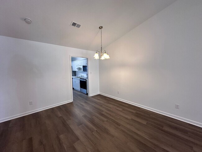 Building Photo - UPDATED TOWNHOME IN EVANS