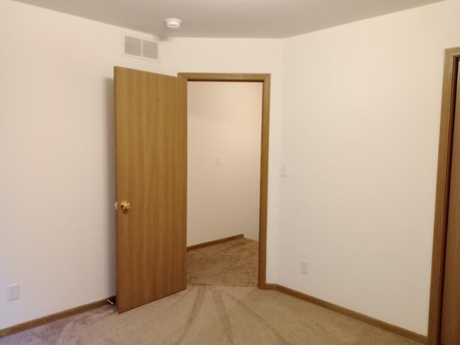 Building Photo - 406 E Liberty Ln