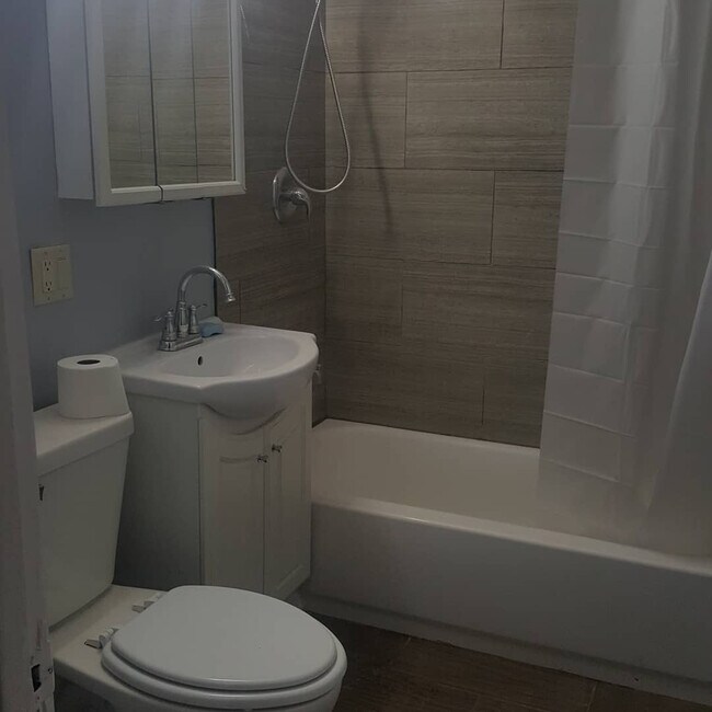 tile bath - 3418 W Armitage Ave