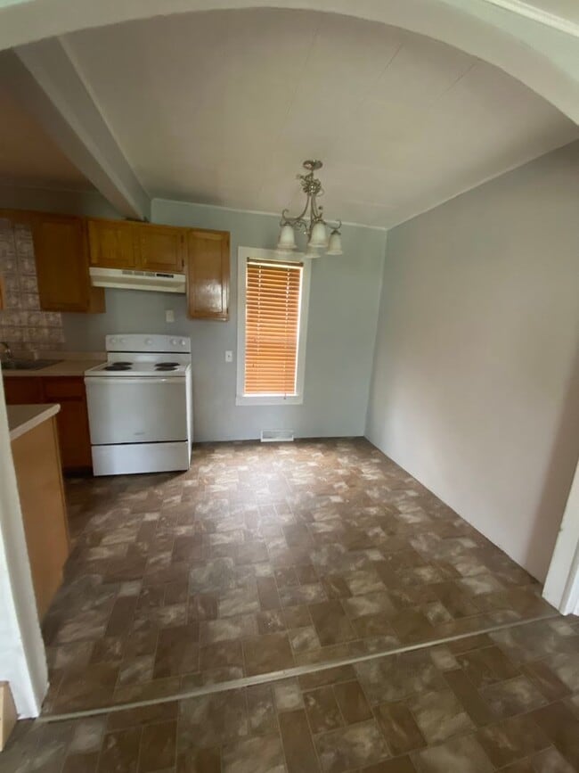Building Photo - 3 Bed 1 Bath with Double Stall Garage