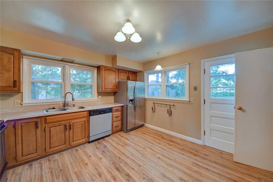 Kitchen and door to patio - 2539 Vernon Ct SE