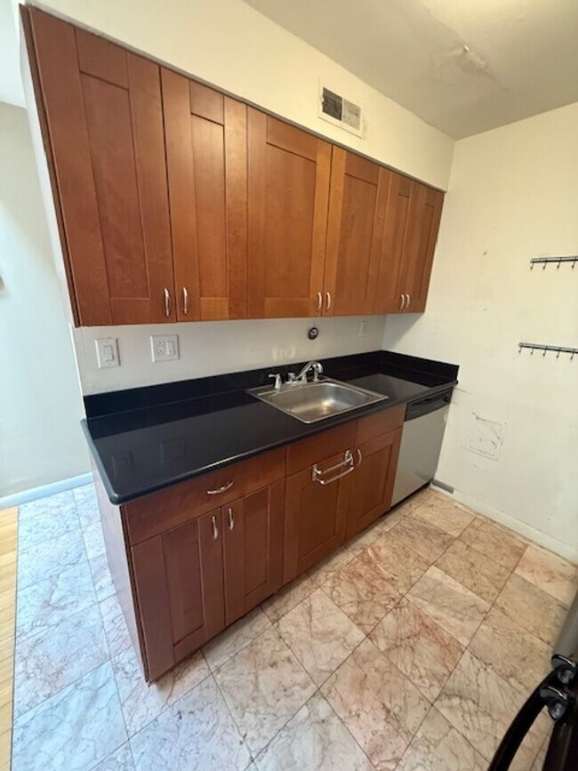 Building Photo - Bright Loft-Style 2-Bedroom in Center City...