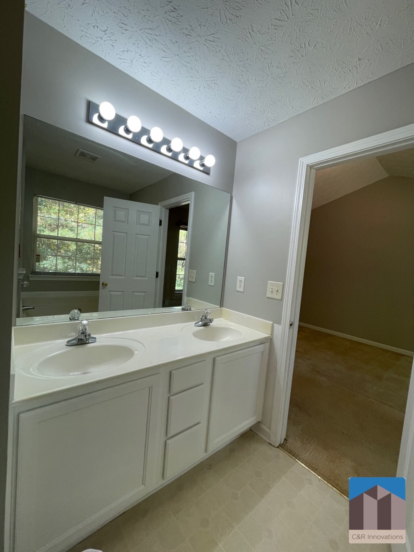 Building Photo - 2345 Delfern Dr