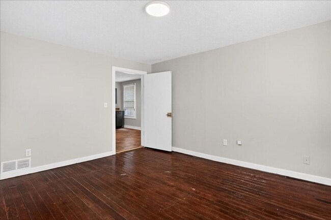 Building Photo - 4 Bedroom, 1.5 Bath house in Shelby Park, Fenced, Off-street Parking, Pets OKAY!