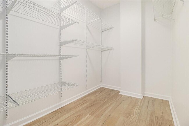 Building Photo - 300 Johnson Ferry Rd